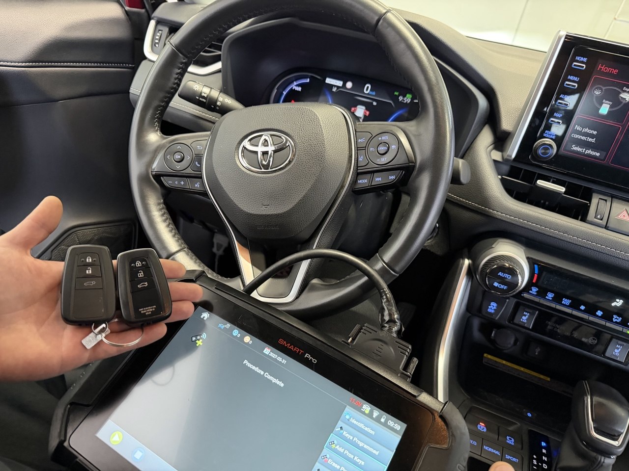 Toyota RAV4 2020 originalus ir papildomas Smart Key raktas programavimo metu