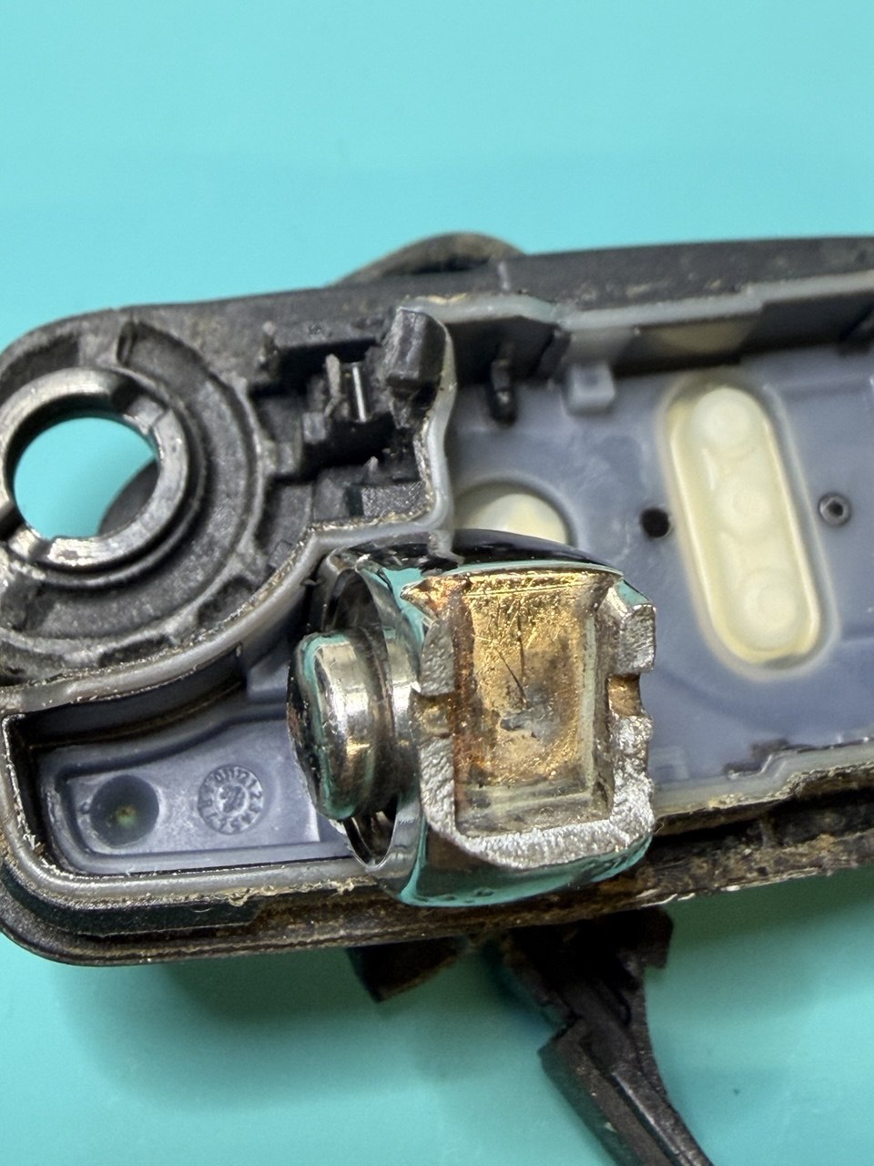 Pažeistas VAG atlenkiamo rakto korpuso mechanizmas iš vidaus