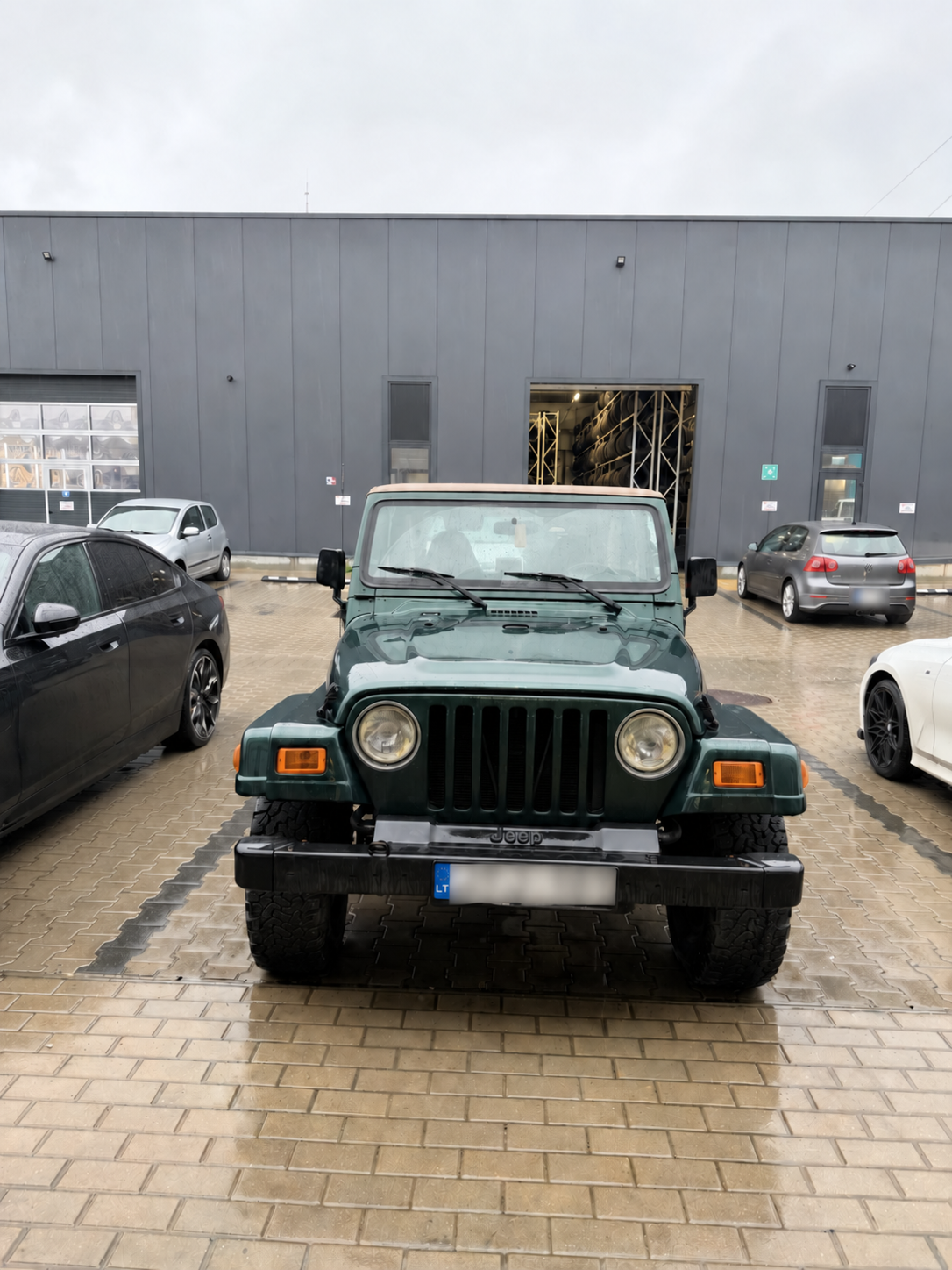 Žalias 2000 metų Jeep Wrangler Vilniaus dirbtuvėse