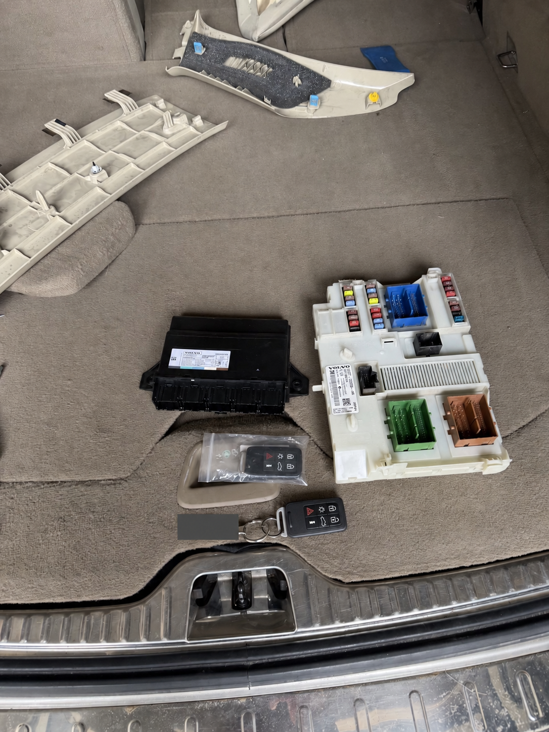 Volvo XC60 2015 išimti CEM ir KVM blokai Keyless raktų atkūrimui
