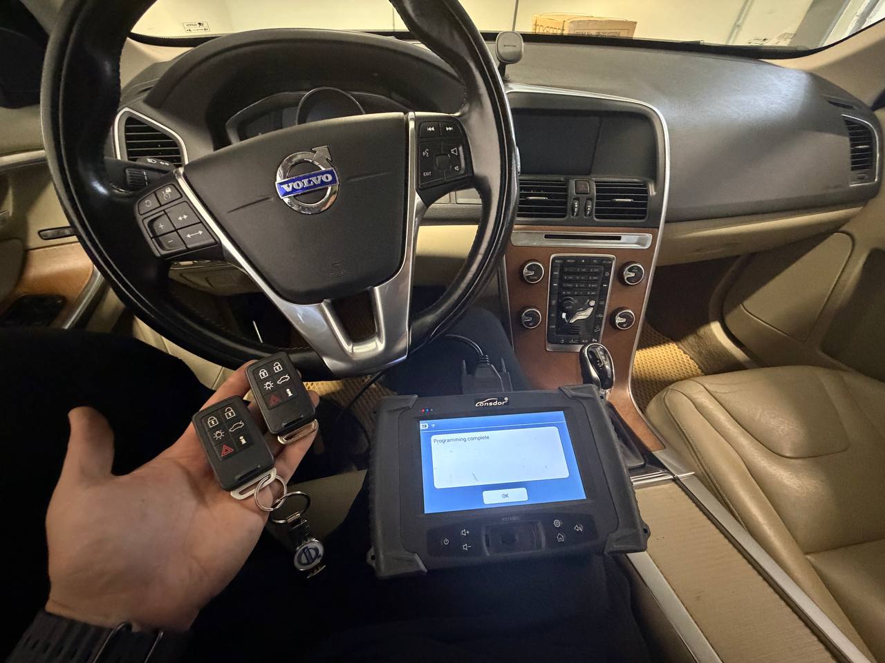 Volvo XC60 2015 Keyless dviejų naujų raktų programavimas po AKL