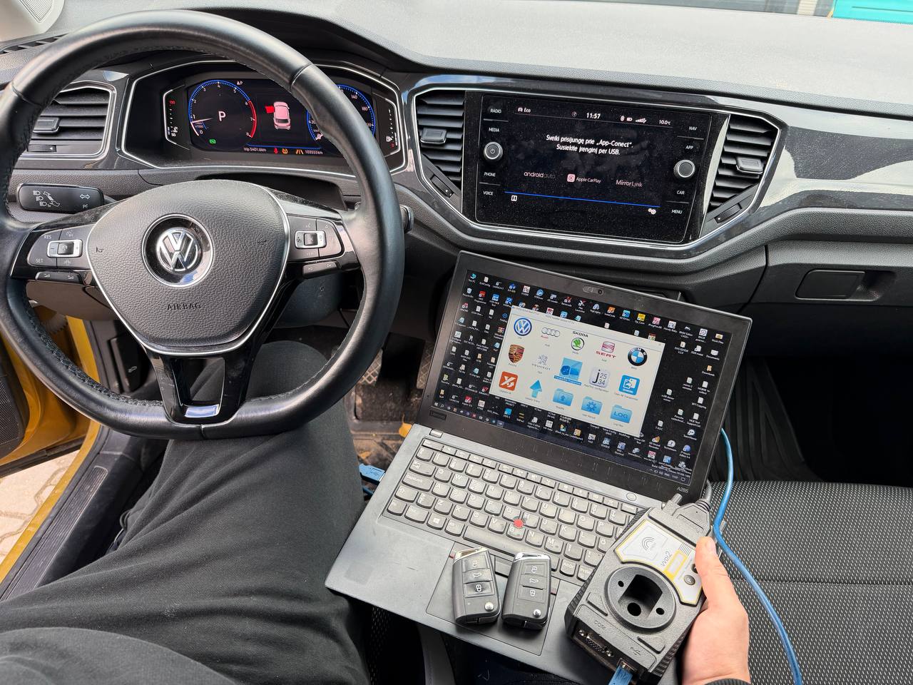 Volkswagen T-Roc 2019 skaitmeninis Active Info Display skydelis ir du Keyless raktai programavimo metu